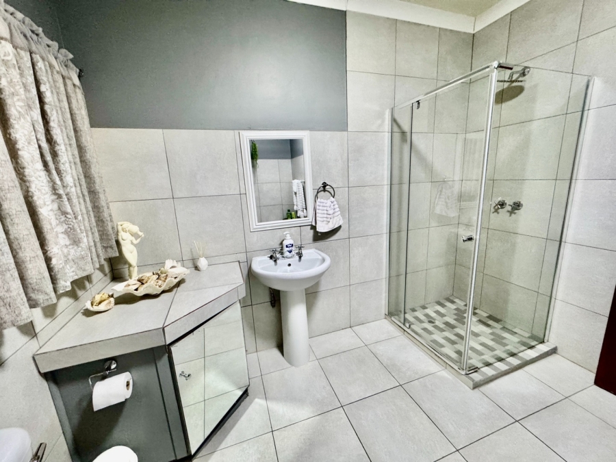 3 Bedroom Property for Sale in Van Der Hoff Park North West